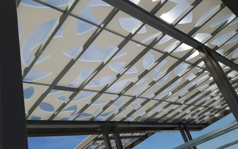 Sonnenschutzfolie mit Muster auf einem Glasdach in moderner Architektur