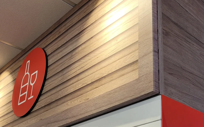 Wanddekor mit Folienlogo und Holzoptik Wandgestaltung im Restaurant