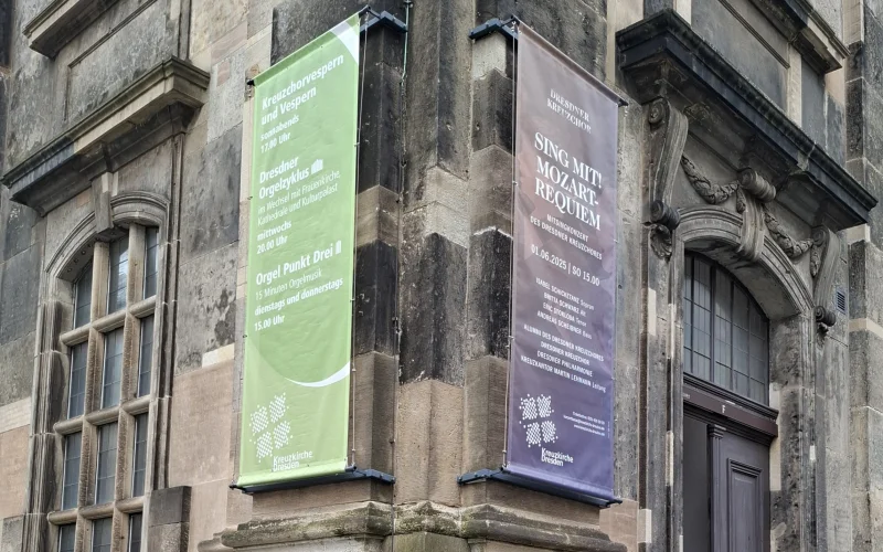 Großformatige Werbebanner an einer Gebäudefassade für Veranstaltungen