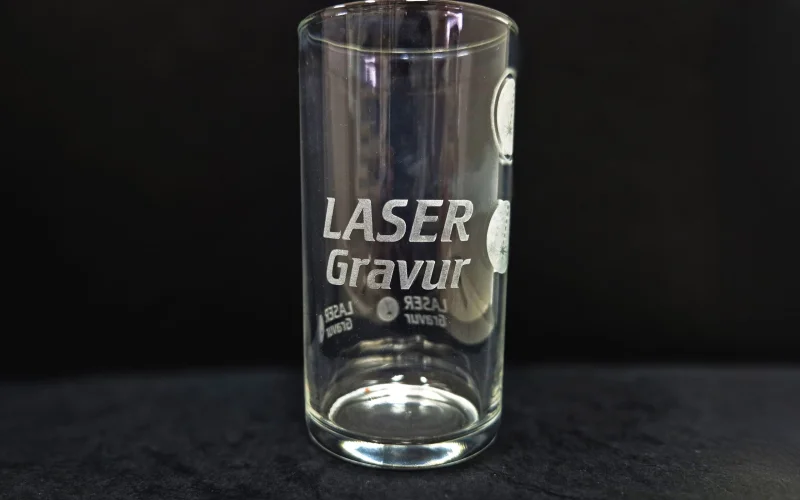 Individuell graviertes Glas mit Lasergravur