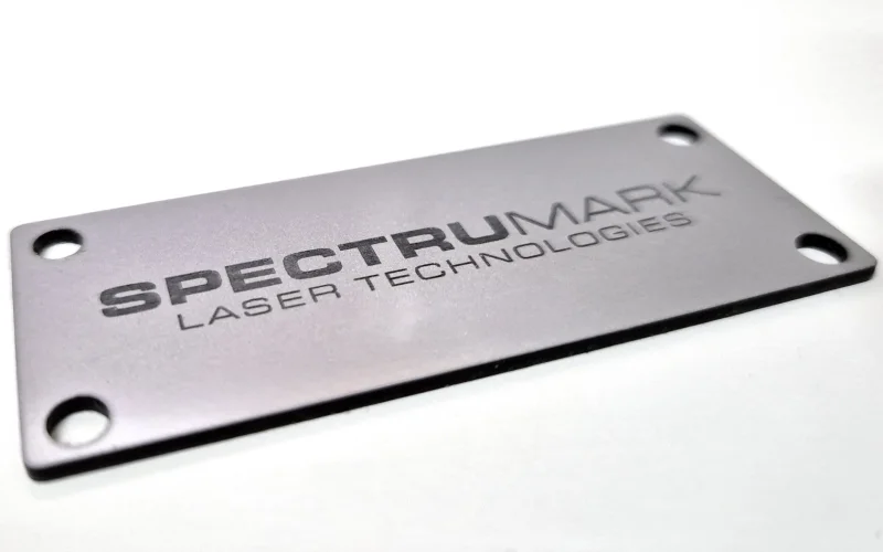 Lasergravur auf Metall Typenschild mit präziser Beschriftung