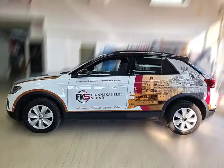 Fahrzeugfolierung mit Firmenlogo und Werbung auf einem Firmenauto