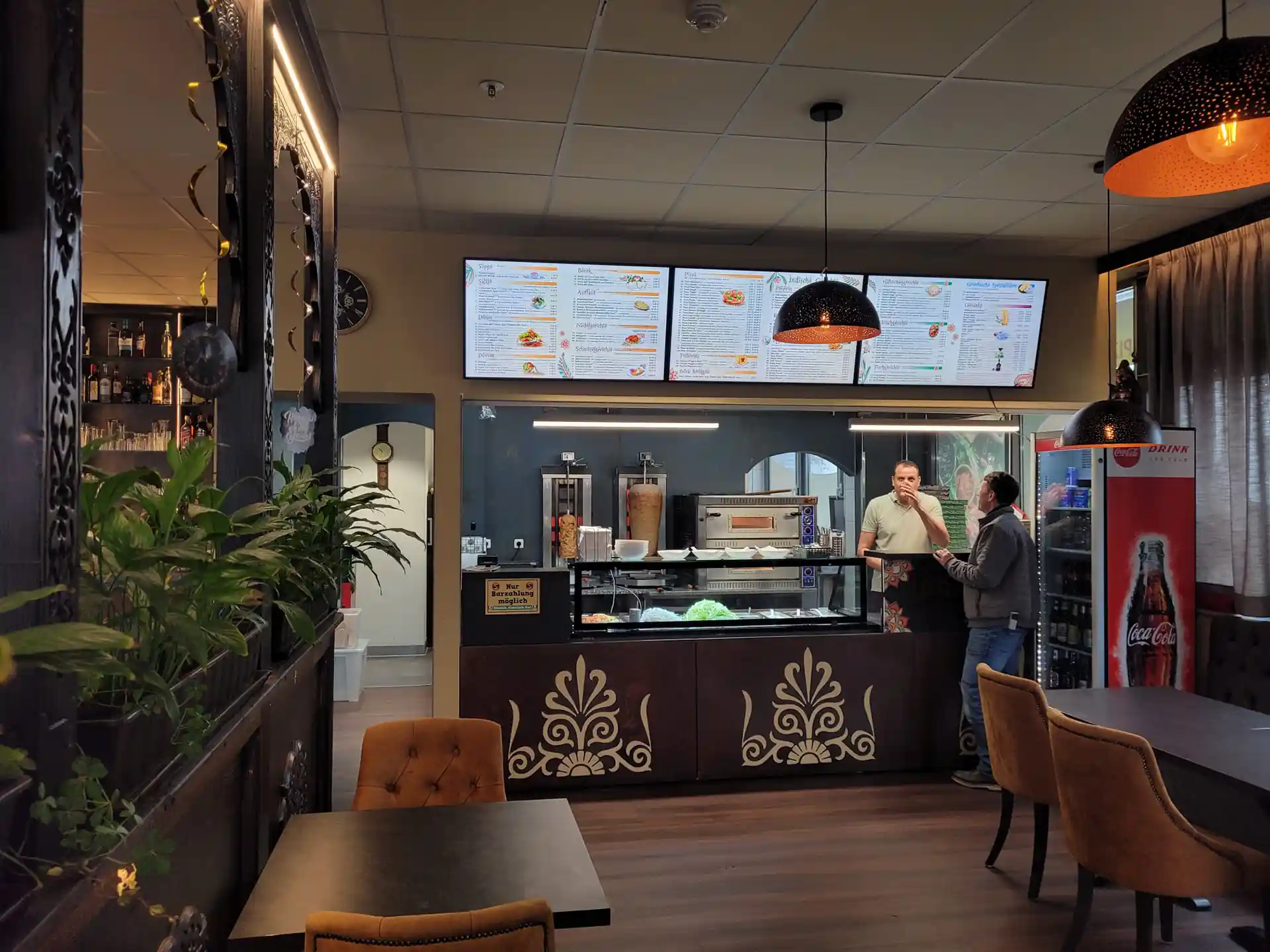 Digitale Menütafeln in einem Restaurant – moderne Werbetechnik für Speisekarten und Angebote