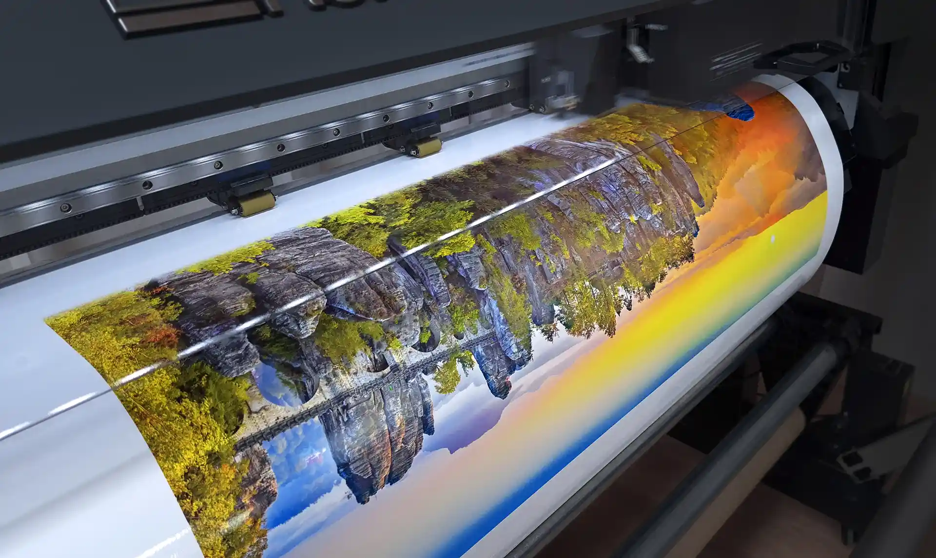 Großformatdruck auf einer Druckmaschine – hochwertiger Digitaldruck für Werbung und Dekoration.