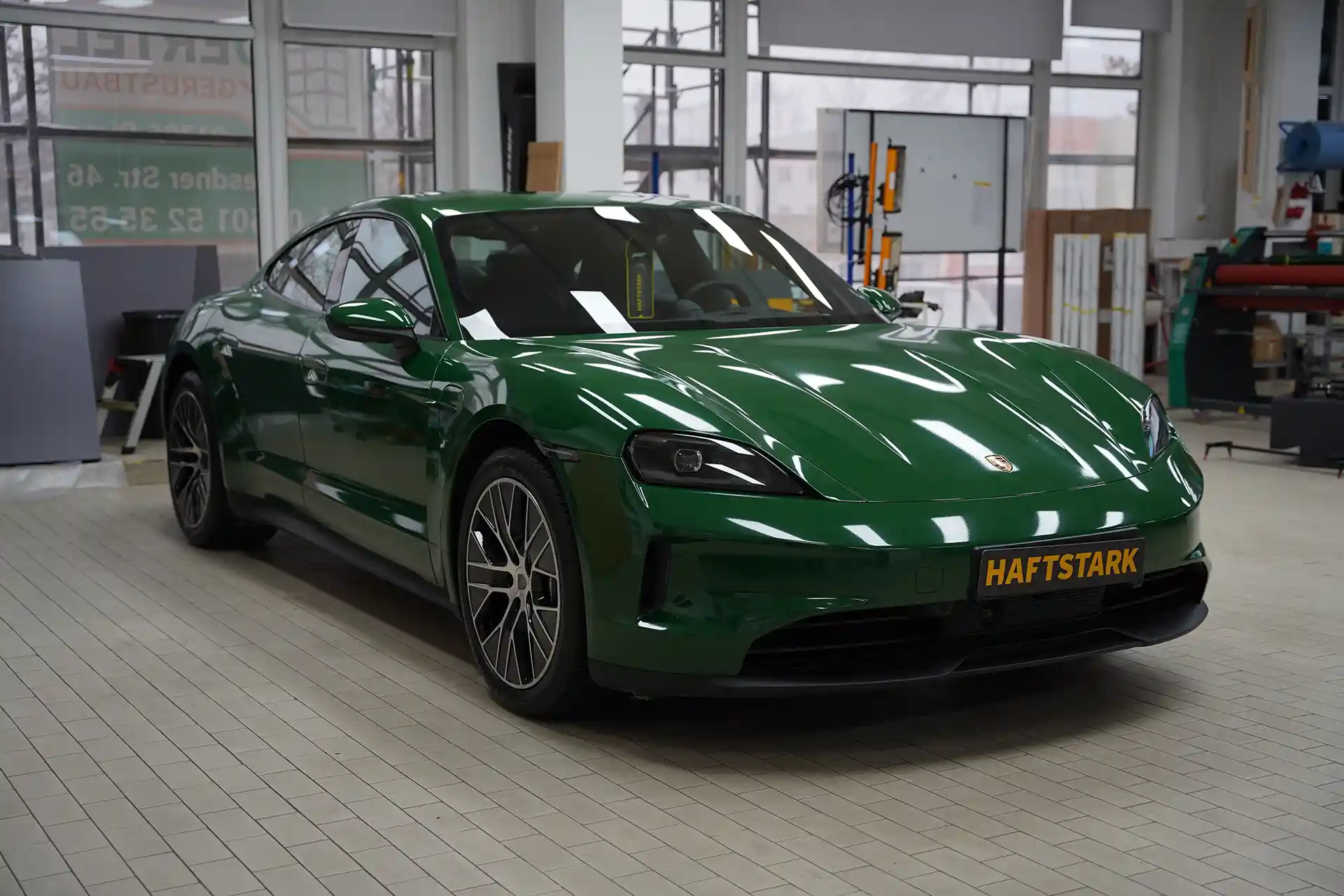 Sportwagen mit hochwertiger Fahrzeugfolierung in Grün – professionelle Carwrap Folientechnik.