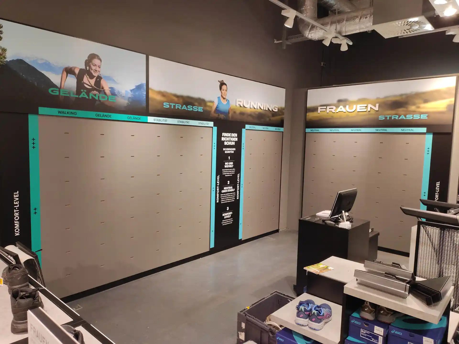 Großformatige Wandgrafiken im Einzelhandel – professionelle Folientechnik für Ladenbau und Markenpräsentation.