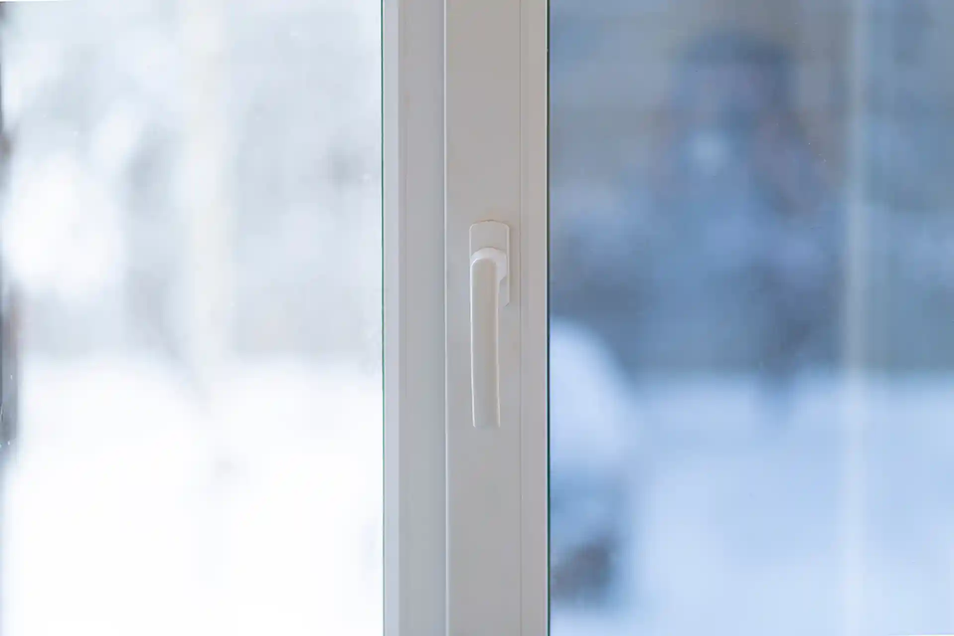 Sichtschutzfolie auf Fenster – mehr Privatsphäre und Sonnenschutz durch moderne Folientechnik.