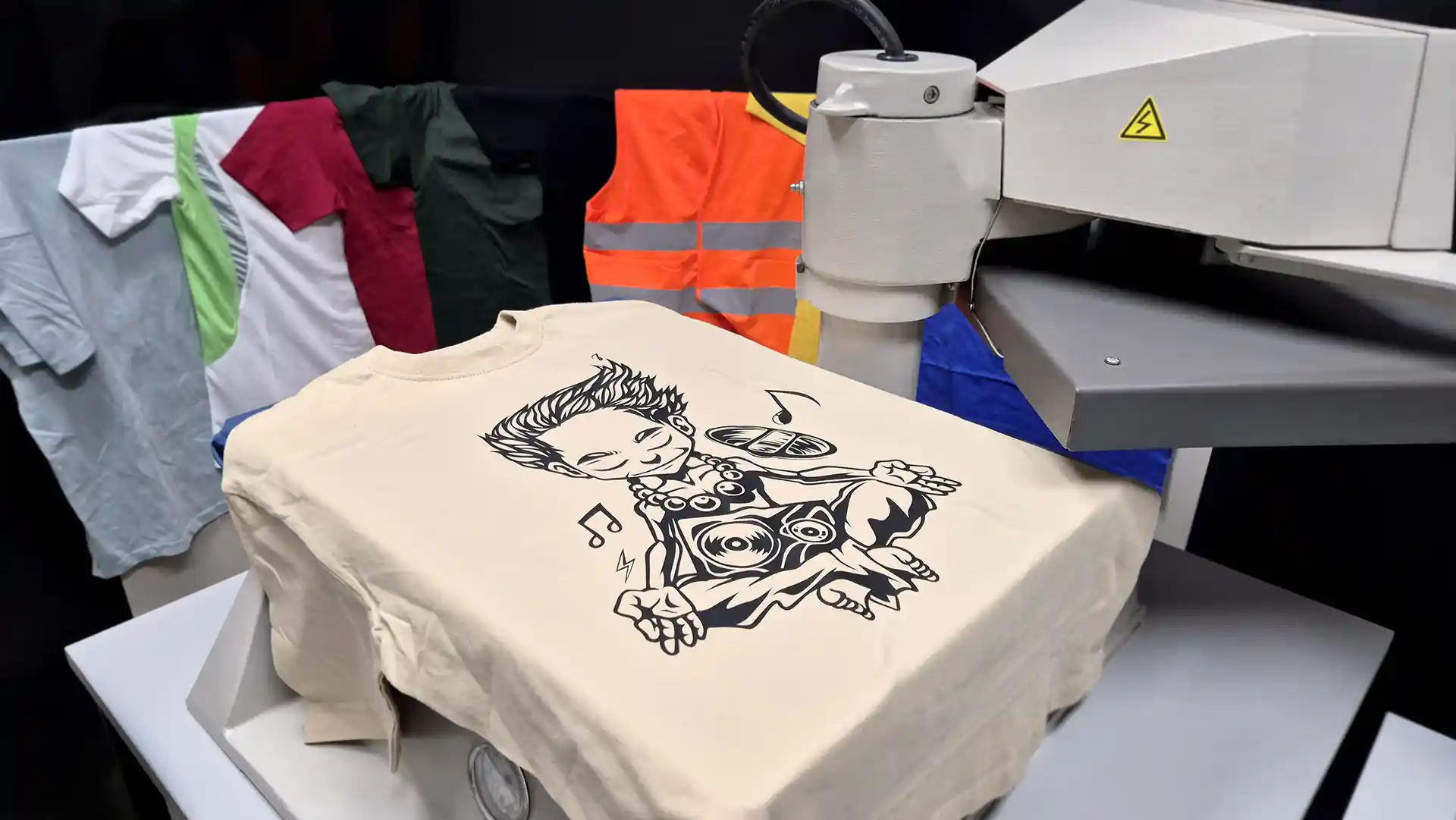 Textildruck auf T-Shirt mit Motiv mittels Transferpresse – professionelle Veredelung von Kleidung.