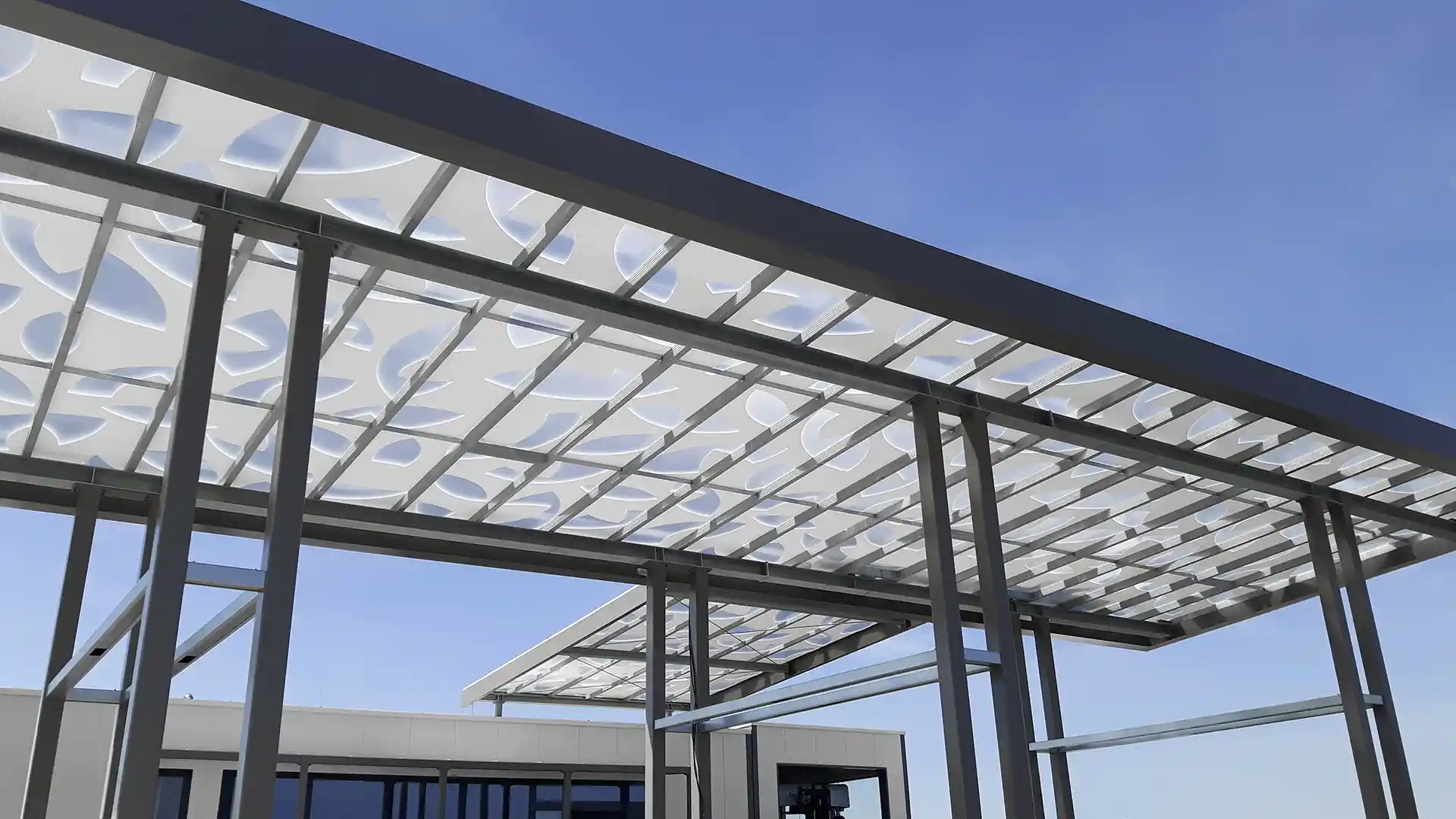 Architektur mit dekorativer Glasfolie auf Überdachung – modernes Design durch Folientechnik.