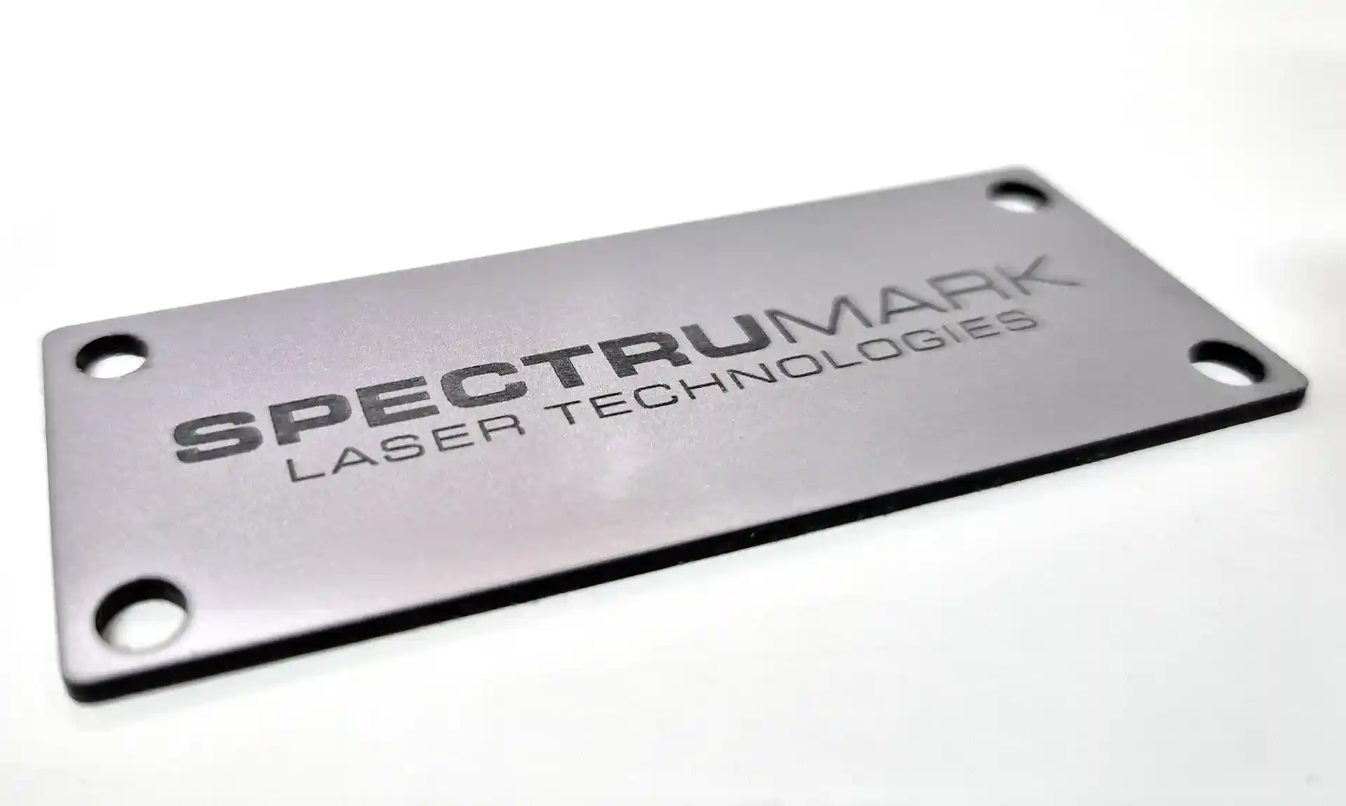 Lasergravur auf Metallschild mit Firmenlogo – präzise Lasertechnik für industrielle Kennzeichnungen.