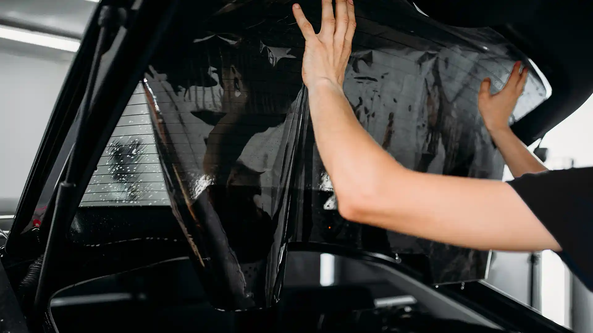 Montage einer Scheibentönungsfolie an einer Autoscheibe