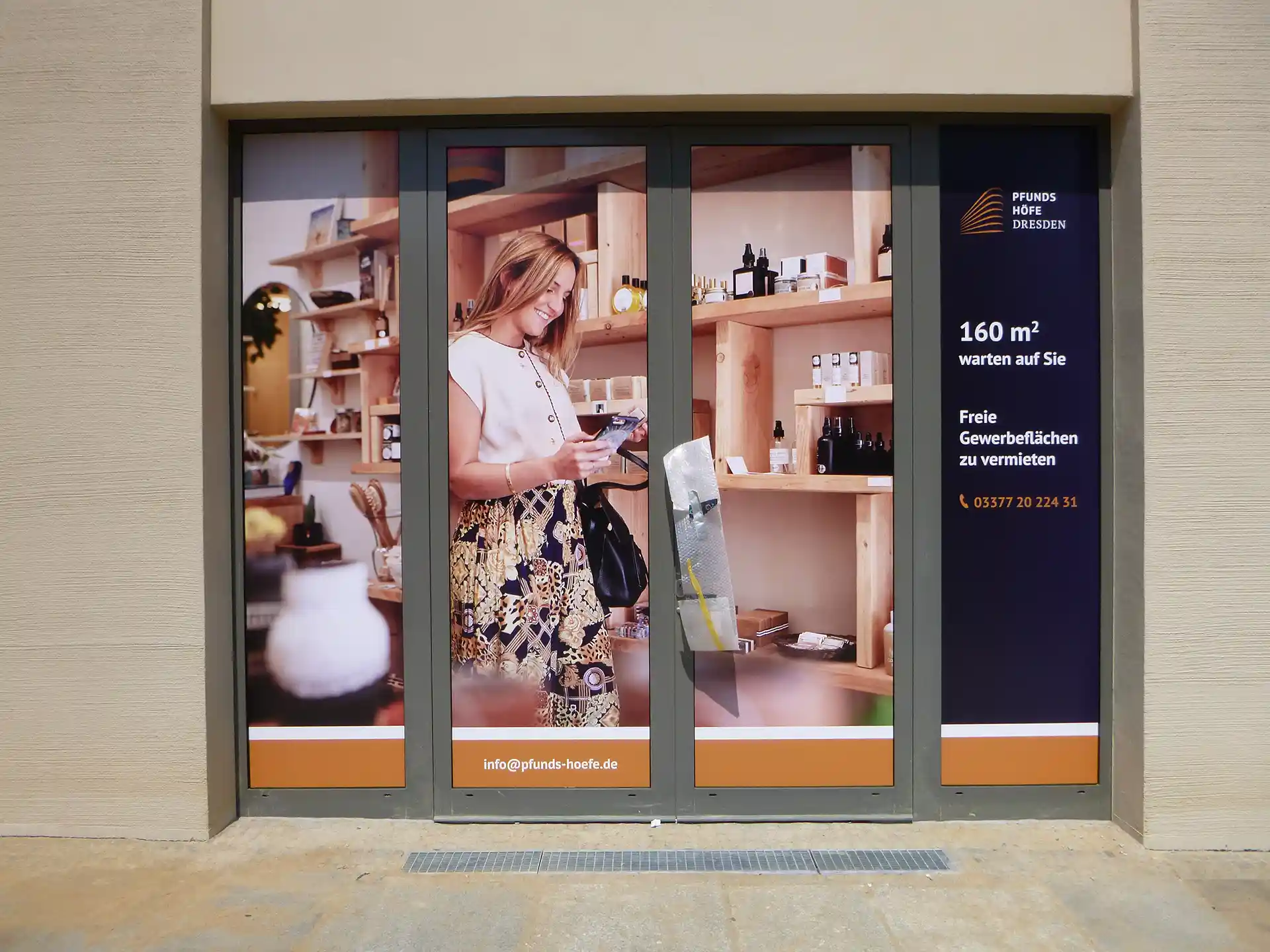Schaufenster mit großflächiger Werbefolie für eine freie Gewerbefläche