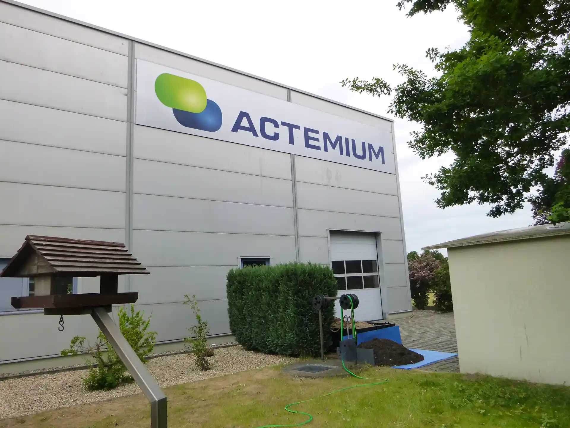 Großes Firmenlogo als Fassadenwerbung an einer Gewerbehalle