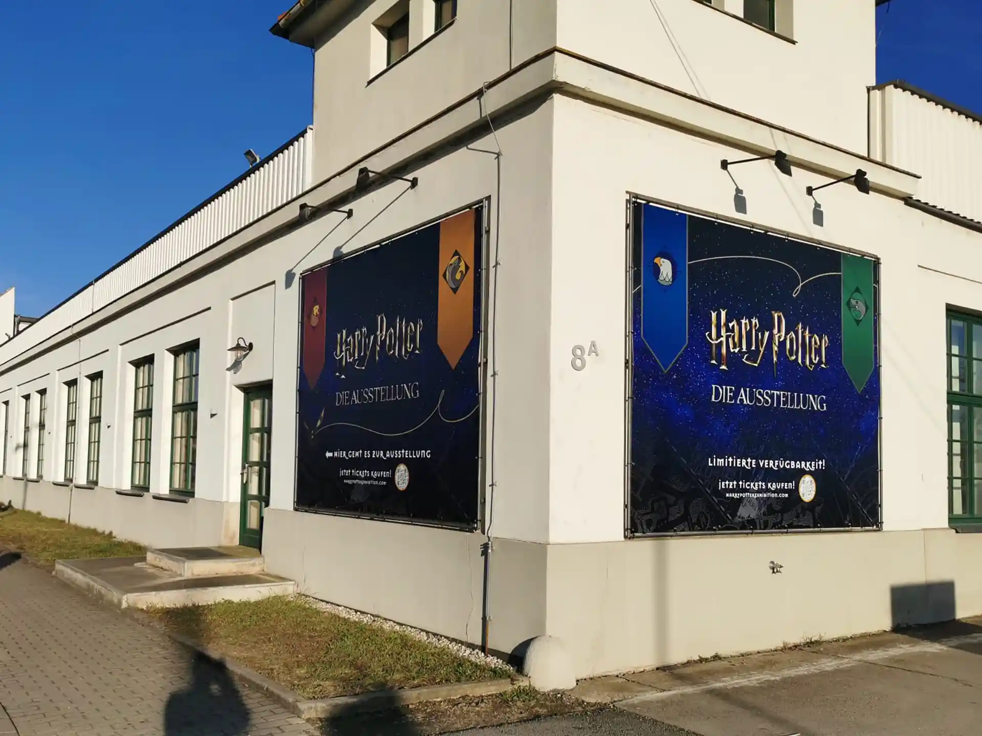 Großflächige Werbebanner an der Fassade eines Gebäudes zur Bewerbung einer Ausstellung