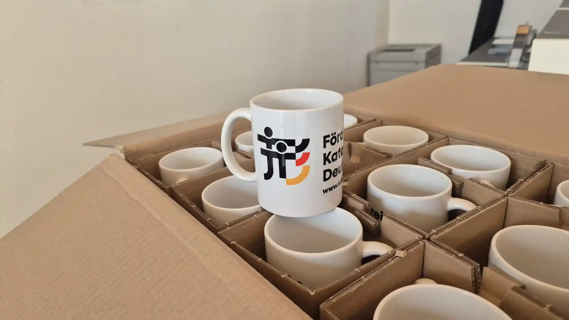 Bedruckte Werbetassen mit Firmenlogo als Beispiel für personalisierte Werbeartikel