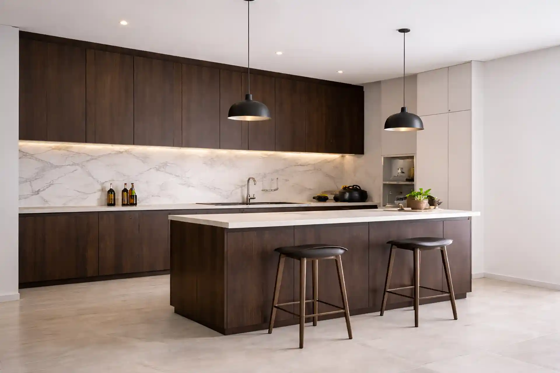 Moderne Küche mit Holzoptik Möbeloberflächen durch 3M DI-NOC Folie