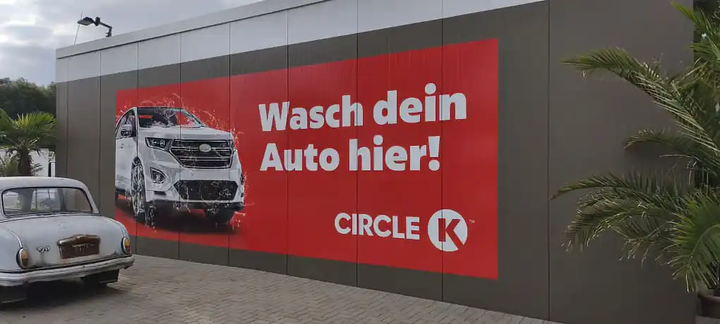 Großformatige Fassadenwerbung mit Digitaldruck an Gebäudewand für Autowäsche