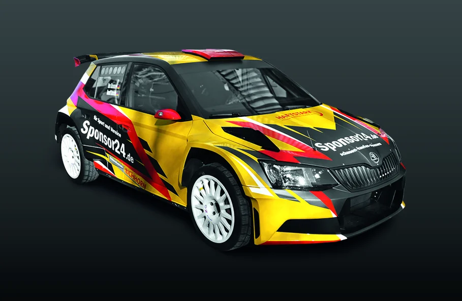 Rallyeauto mit auffälliger Fahrzeugfolierung im Sponsor24 Design in Gelb, Rot und Schwarz mit sportlicher Werbebeschriftung