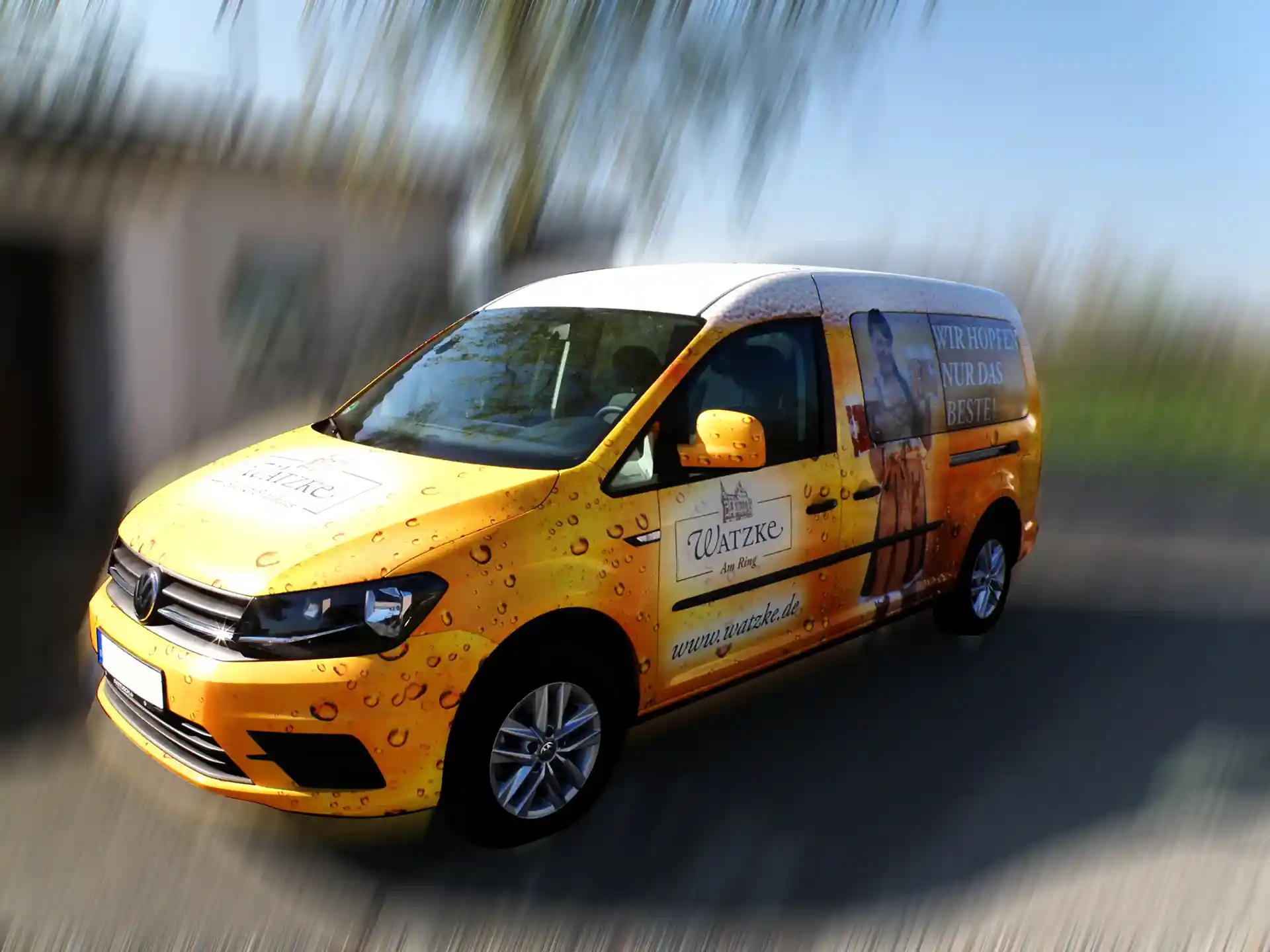VW Caddy mit auffälliger Fahrzeugfolierung und Werbebeschriftung für Watzke inklusive Bier-Design und Branding auf Transporter