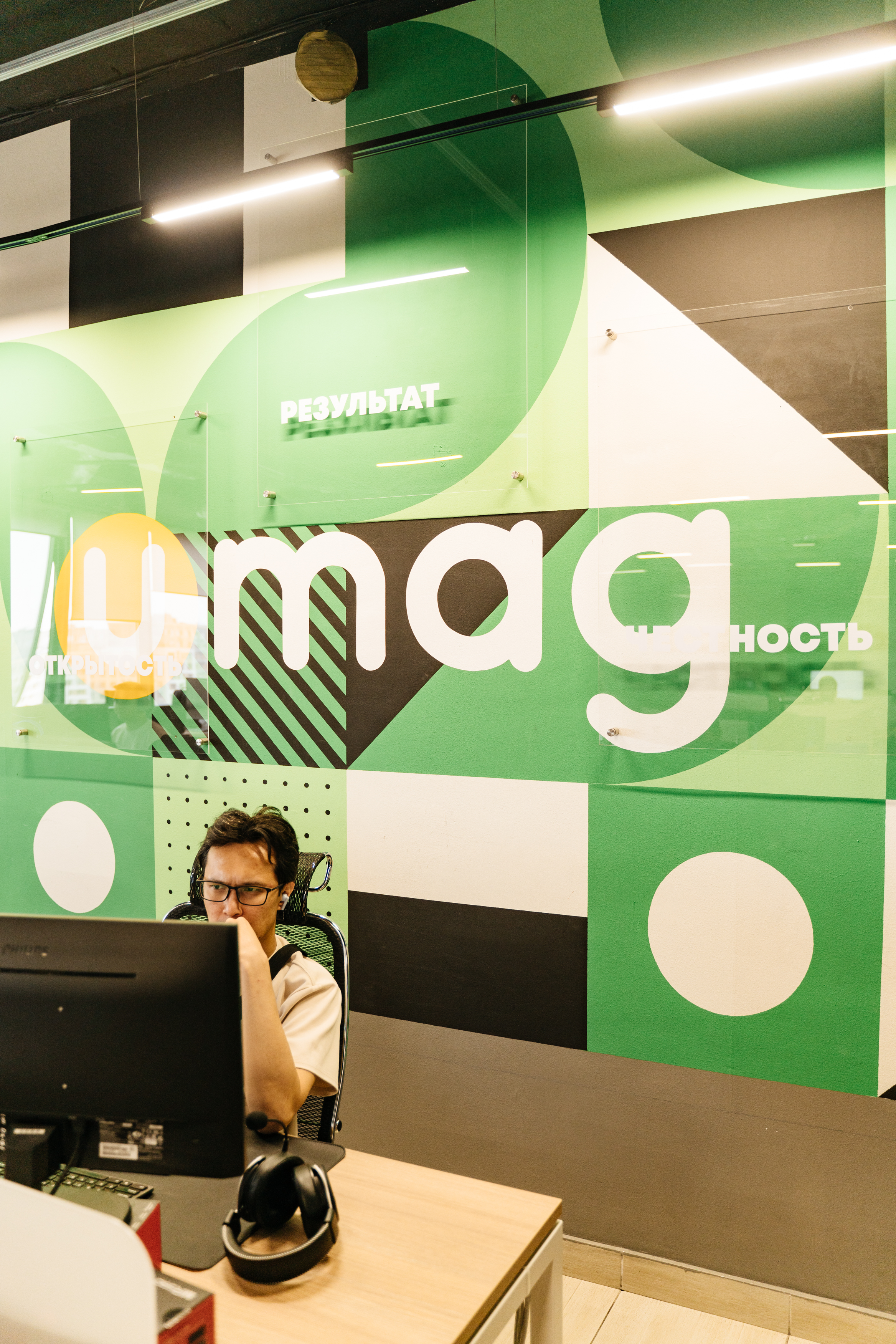 Специалист UMAG за работой в офисе