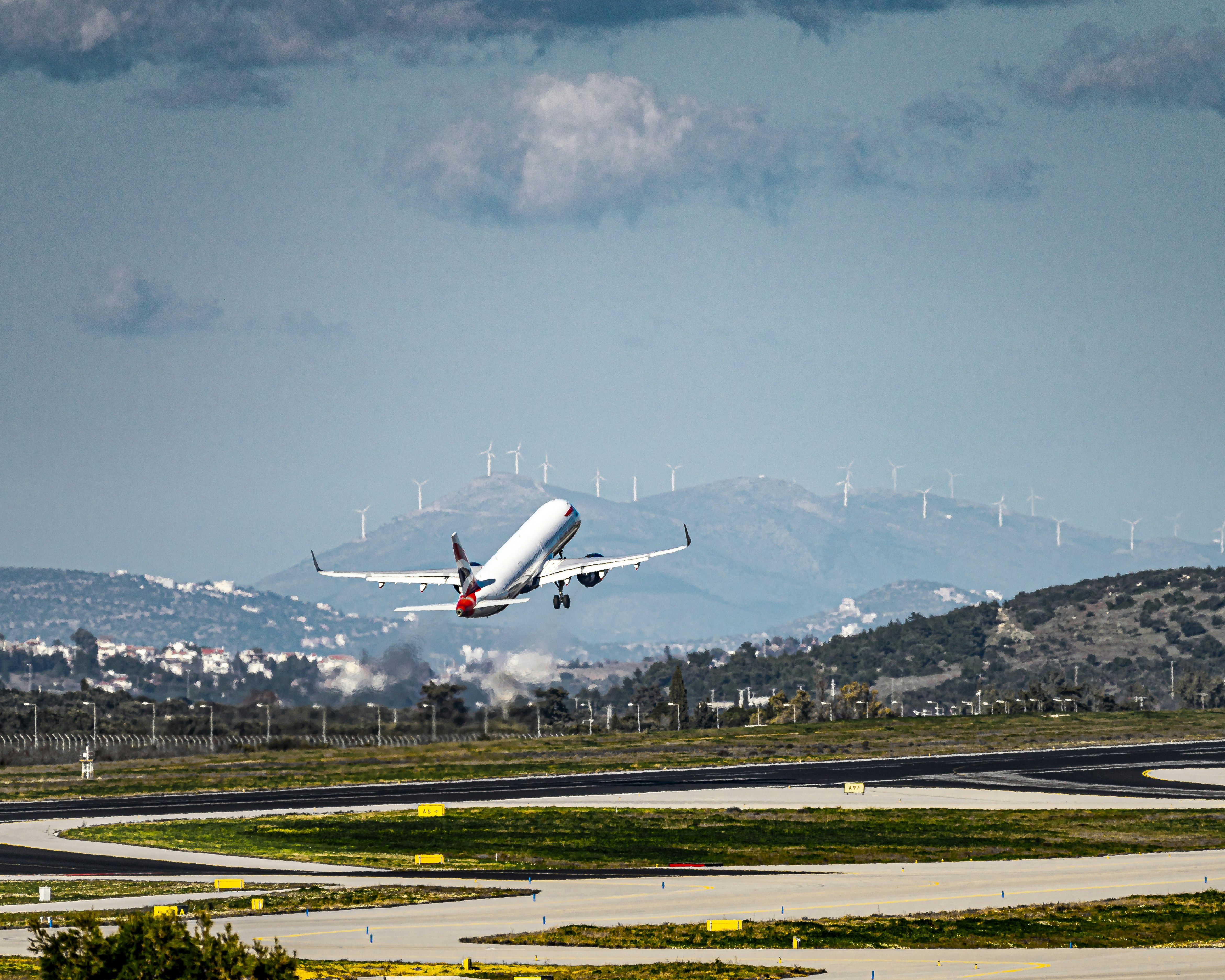 Aeroplane taking off, representing the aviation industry’s path toward net zero emissions.