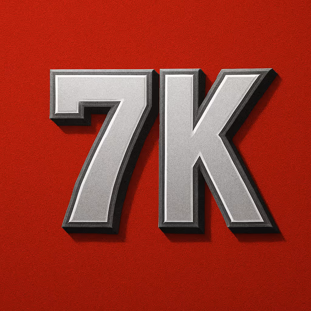 Объёмные серебристые буквы и цифра 7K на красном фоне.