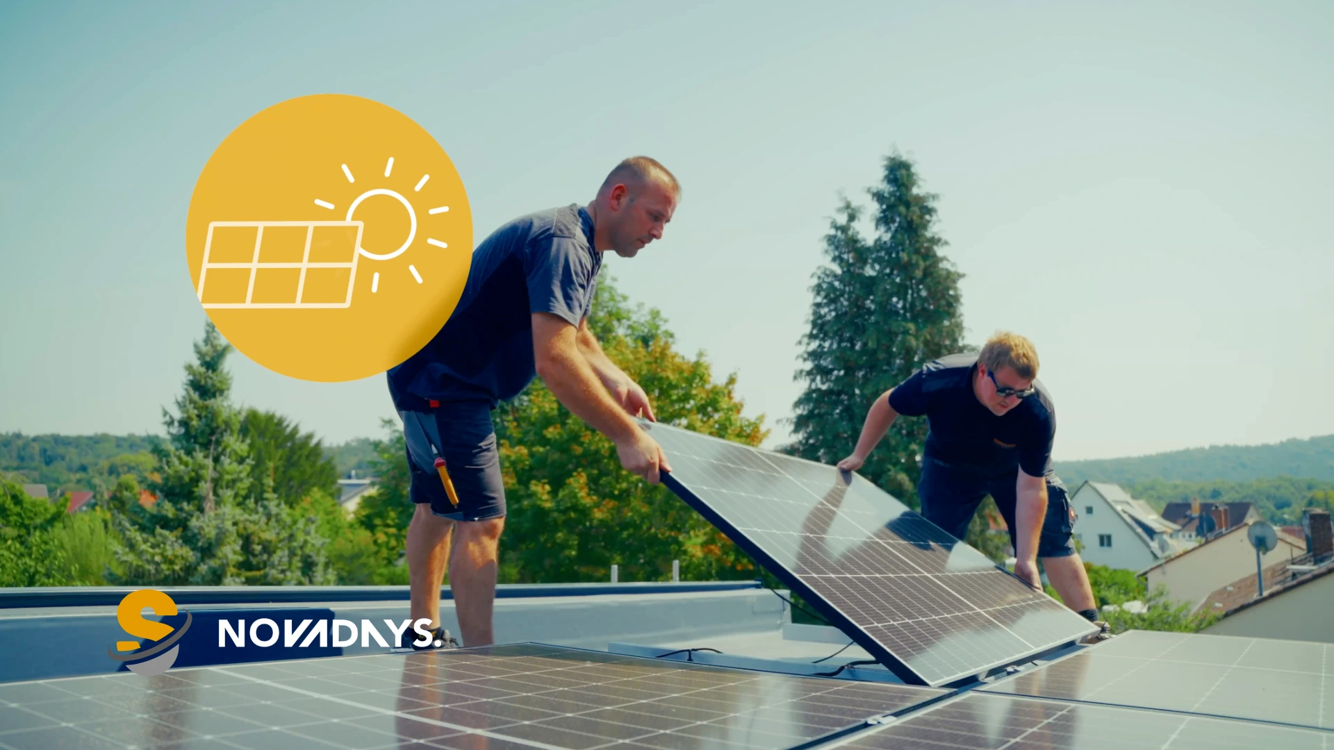 Montage von Solaranlagen auf Hausdach – Handwerker installieren Photovoltaik Anlage