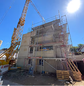 Baustelle mit Baukran und Gerüst – statische Berechnungen sowie Schal- und Bewehrungsplanung