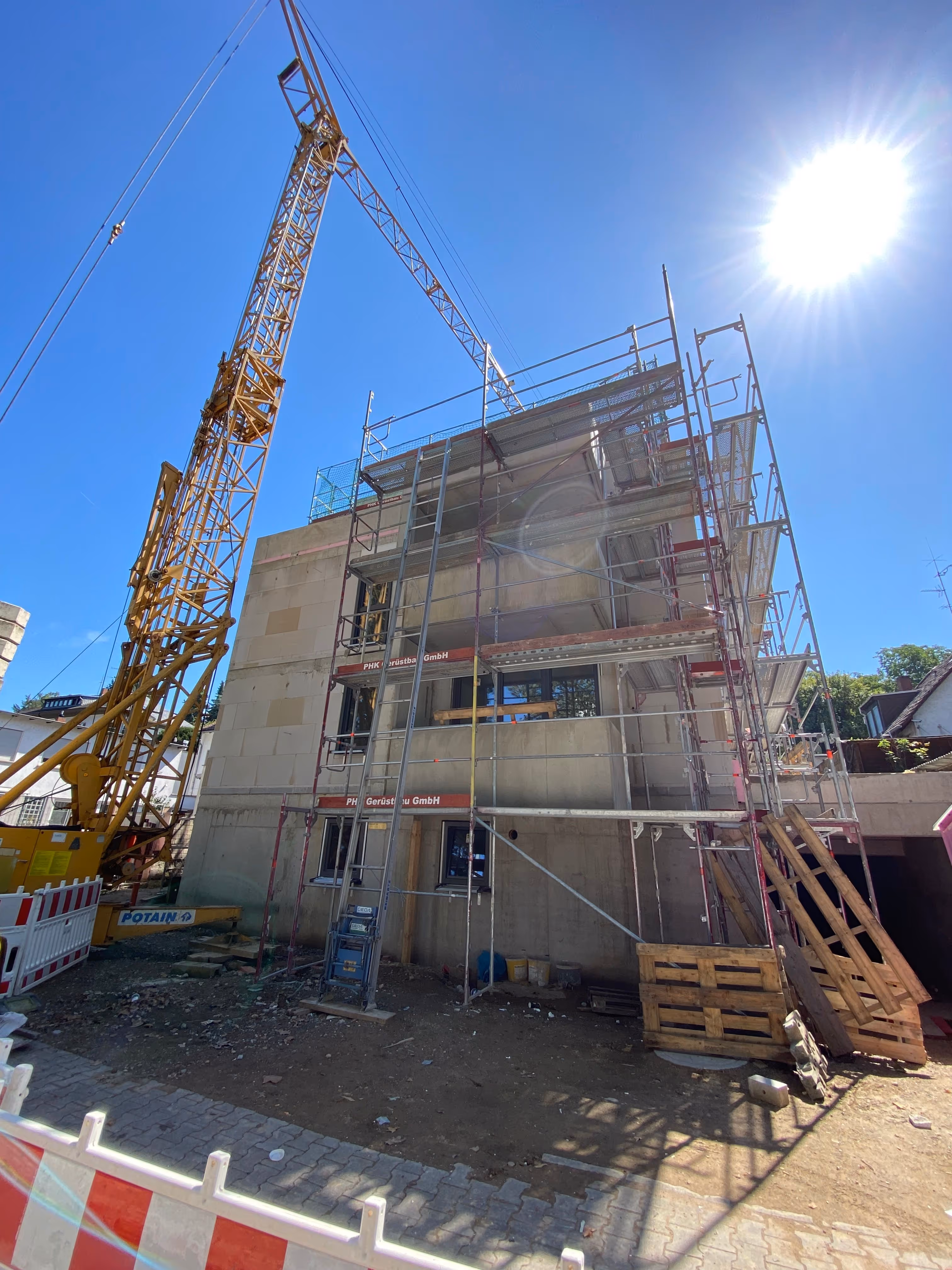Rohbau mit Gerüst und Baukran – statische Berechnung und Ausführungsplanung (Tragwerksplanung)