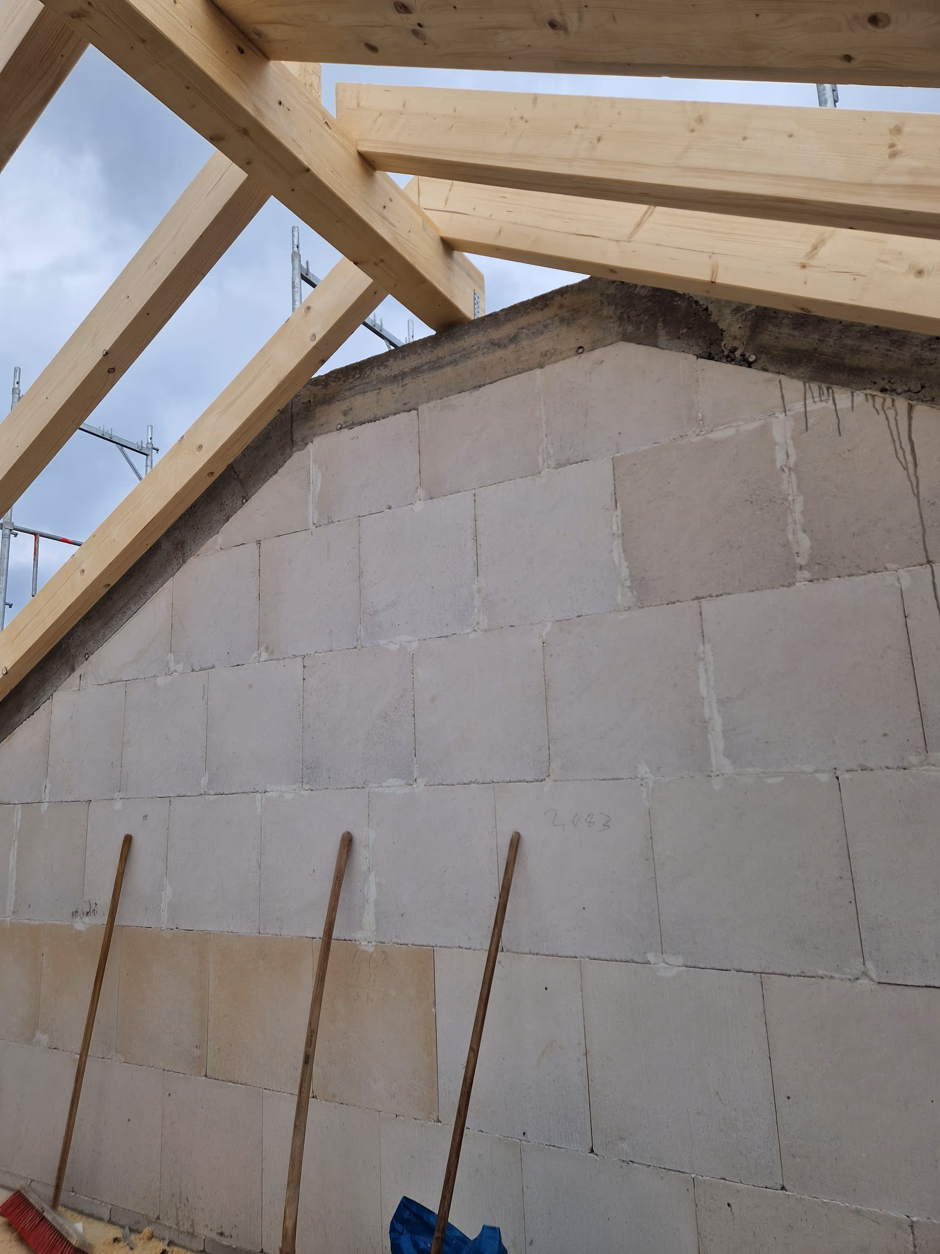 Frankfurt: Mauerwerksarbeiten im Bestandsgebäude unter der Dachkonstruktion – Tragwerksplanung