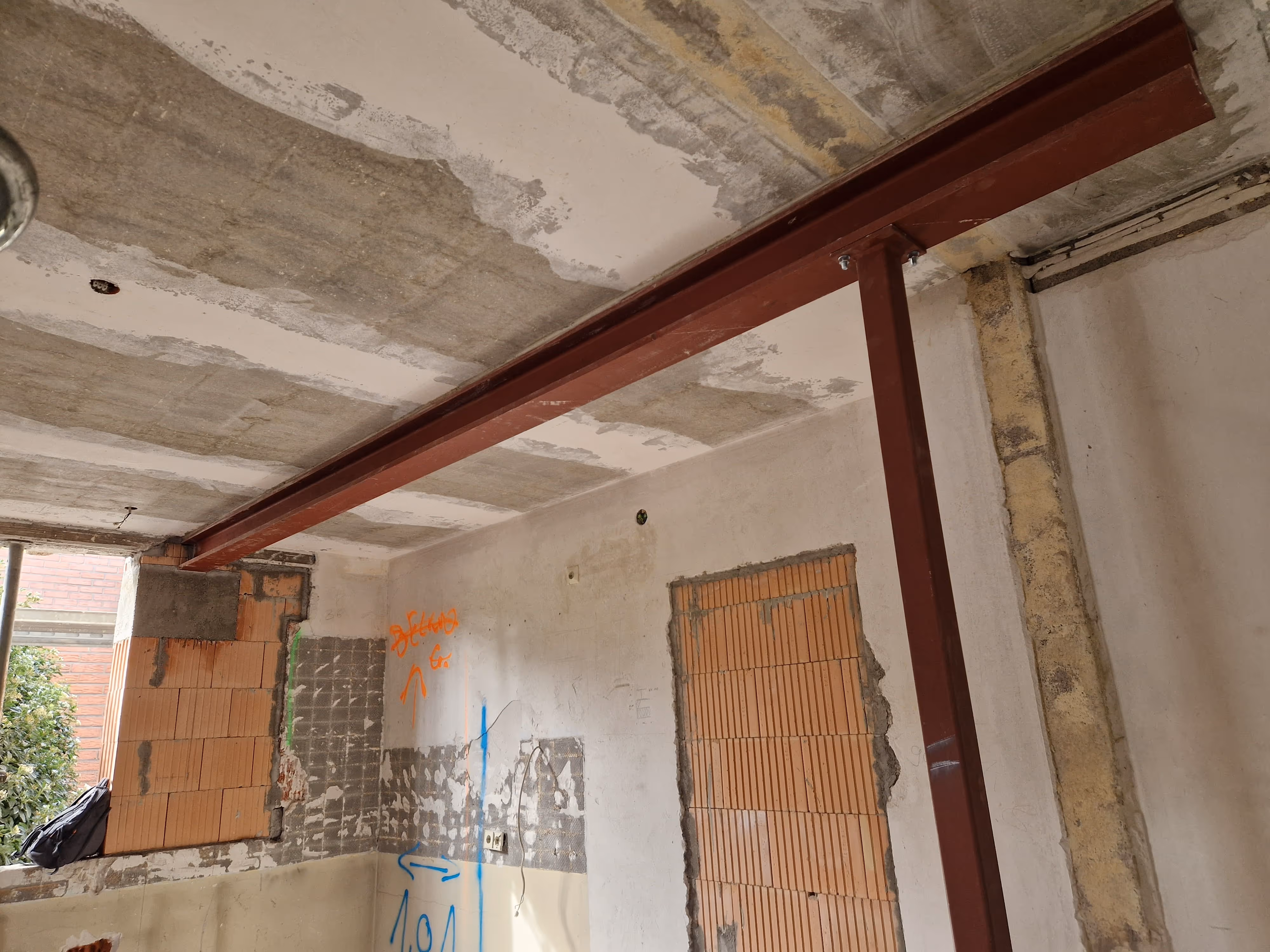 Frankfurt: Umbau im Bestand mit sichtbarem Stahlträger im Rohbau – statische Berechnung