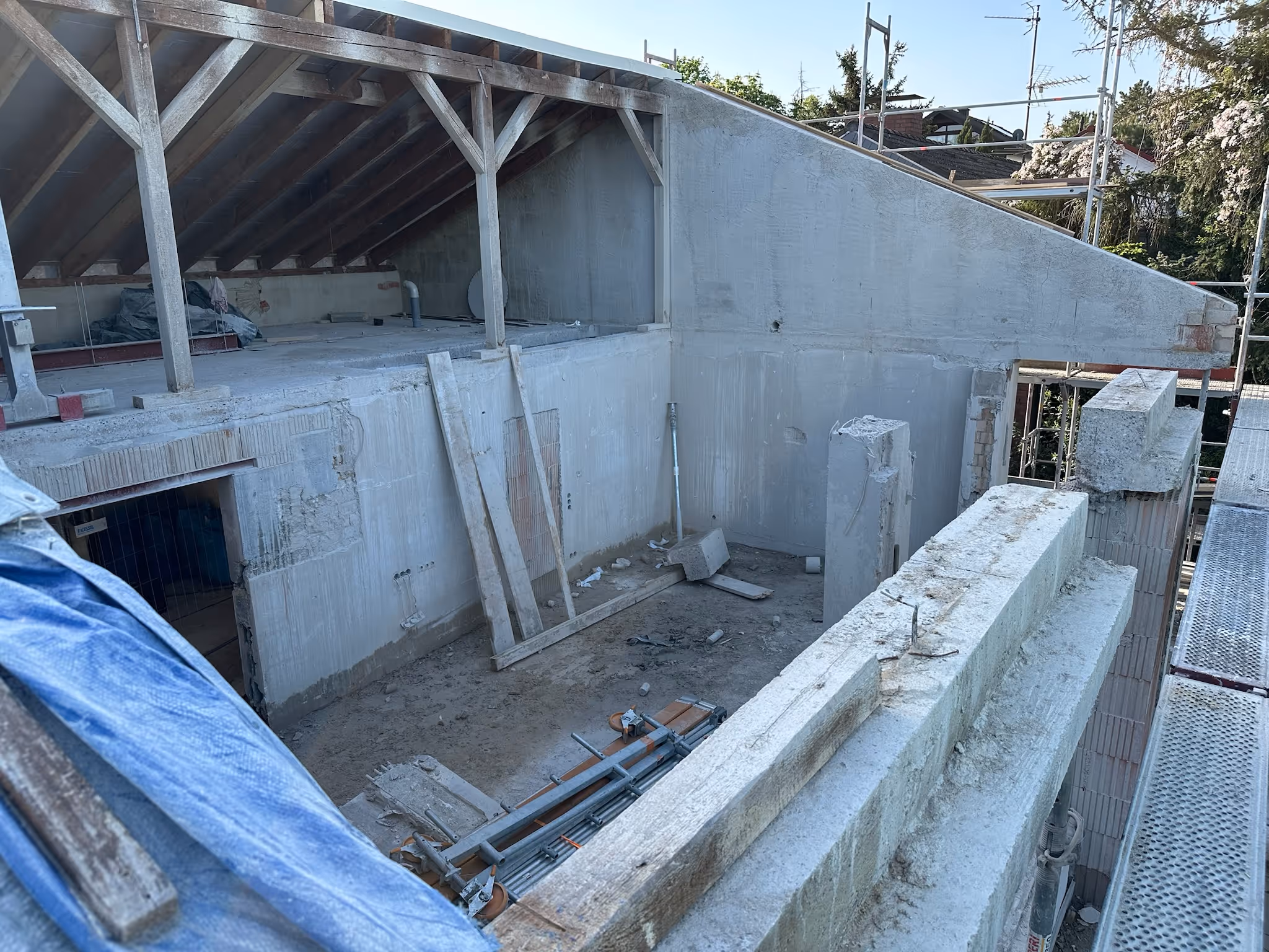 Baustelle in Gau-Algesheim: Stahlbeton-Rohbau mit Blick in den Baukörper – Tragwerksplanung/Statik