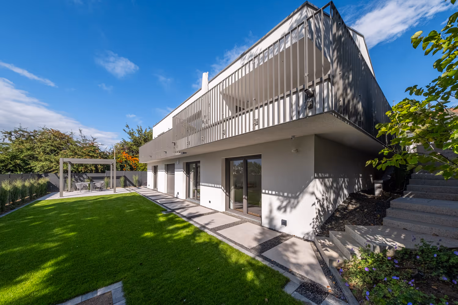 Wohngebäude in Gau-Algesheim: moderne Außenansicht mit Balkon und Garten – Statik und Planung