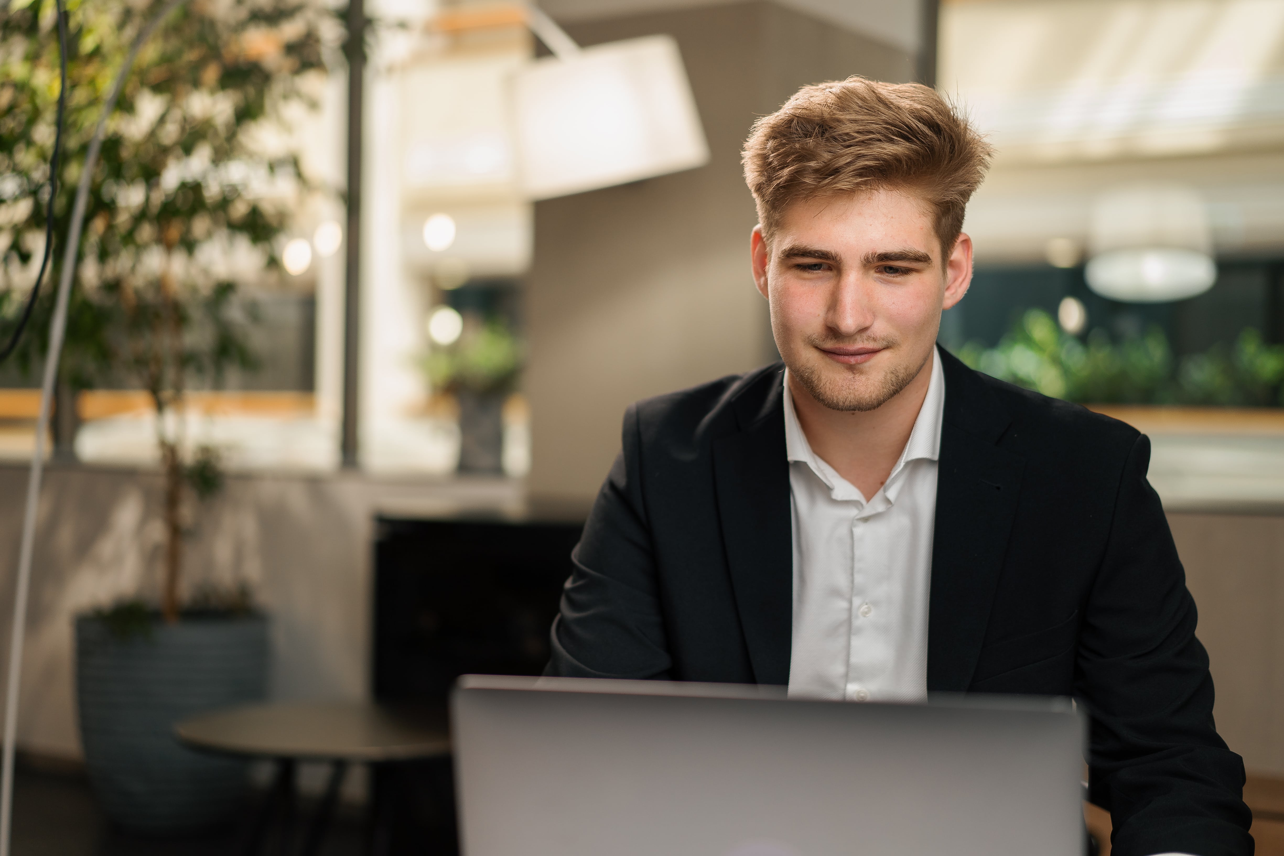 Lawyer helping client with operating agreement