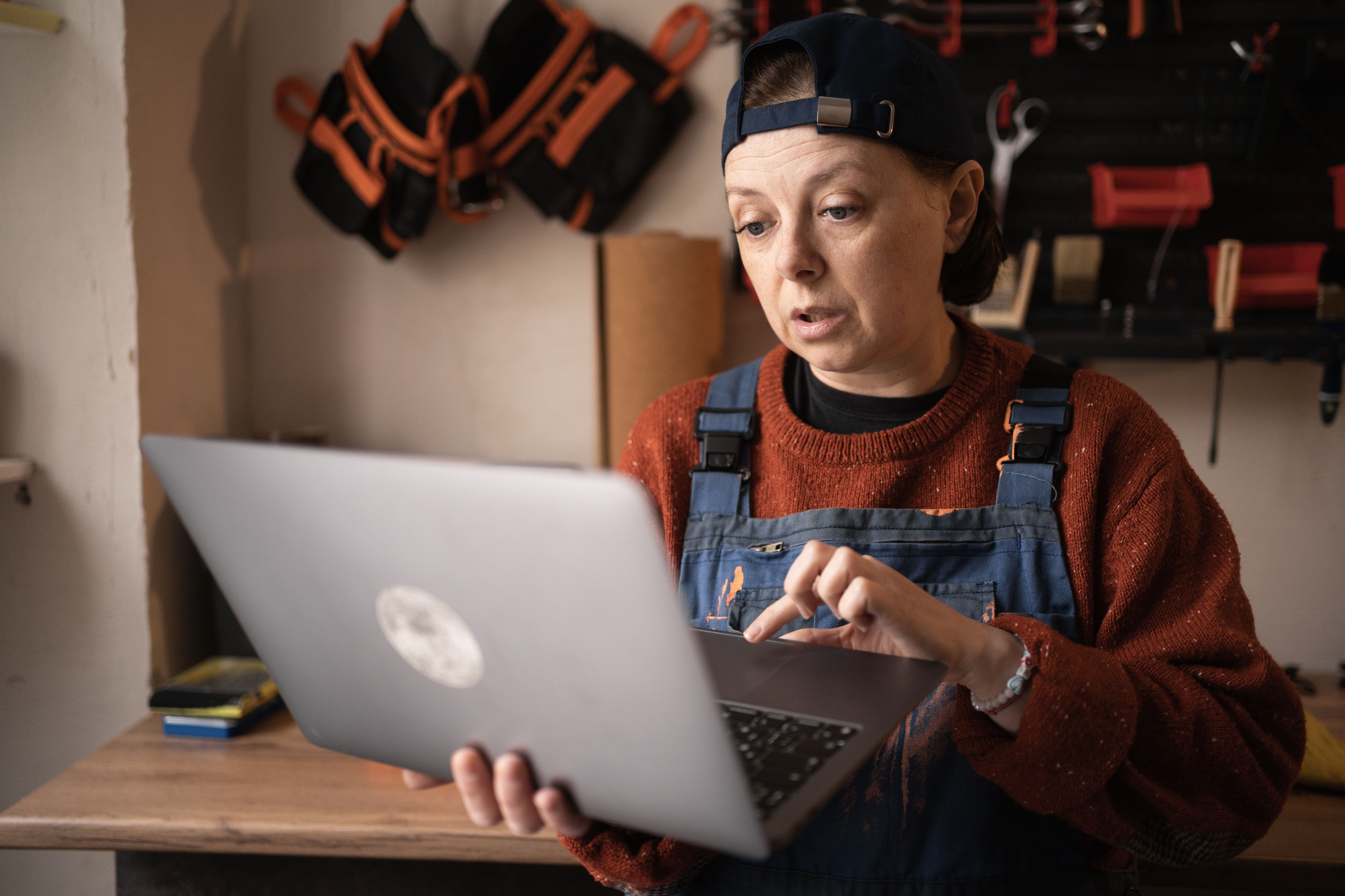 Lawyer helping client with master service agreement (msa)