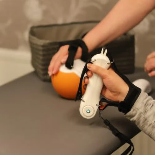 Lähikuva kädestä joka on kiinni ohjauslaitteessa