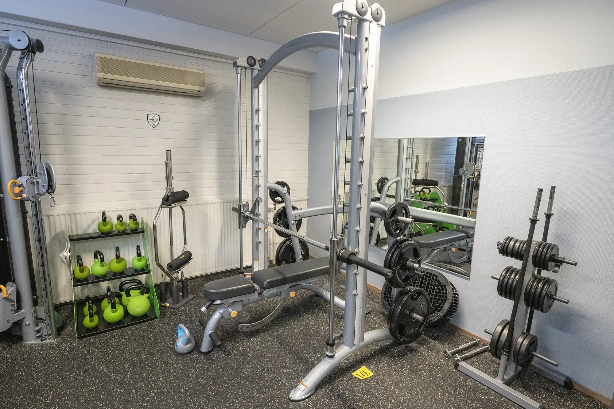 Kuntosalin laitteita ja tarvikkeita