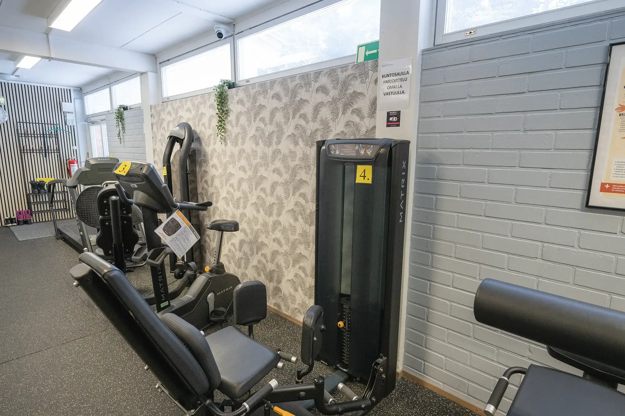 Kuntosalin laitteita ja tarvikkeita