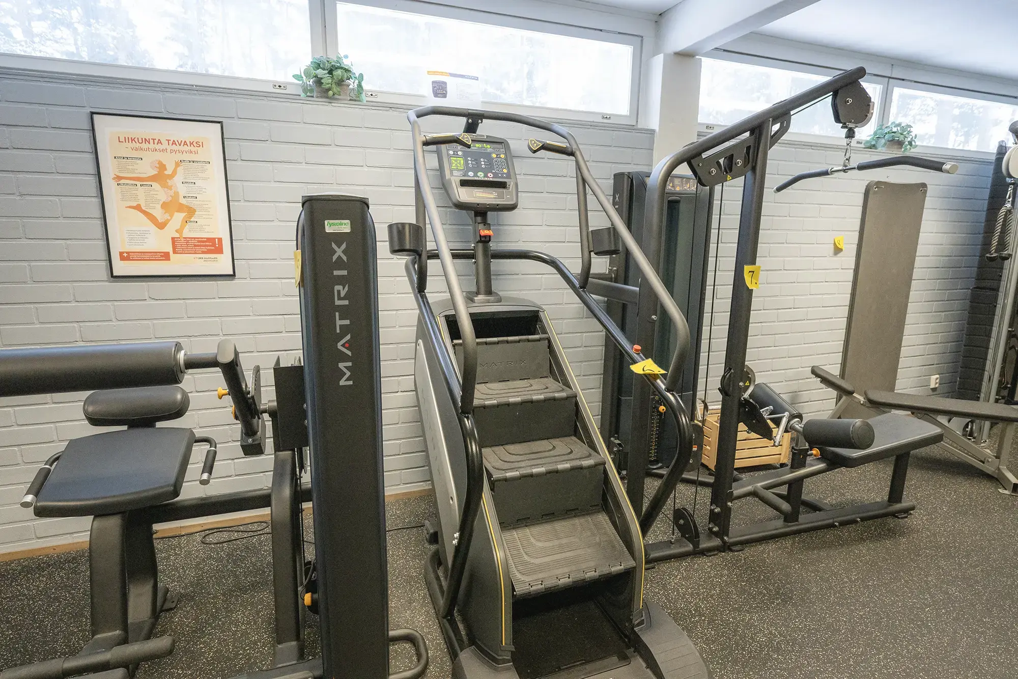 Kuntosalin laitteita ja tarvikkeita