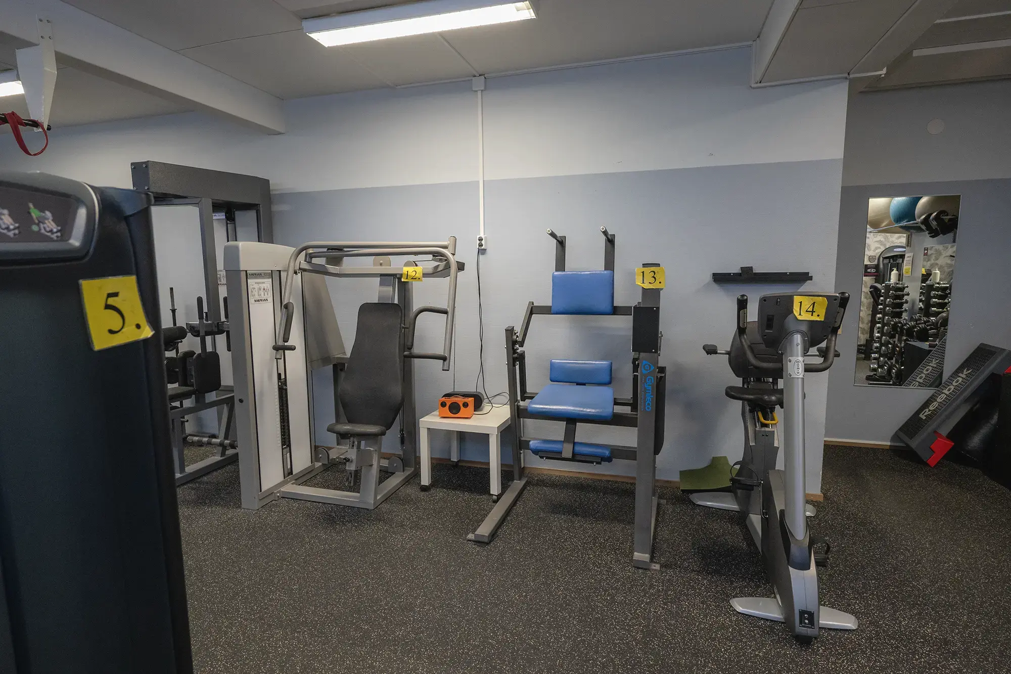 Kuntosalin laitteita ja tarvikkeita