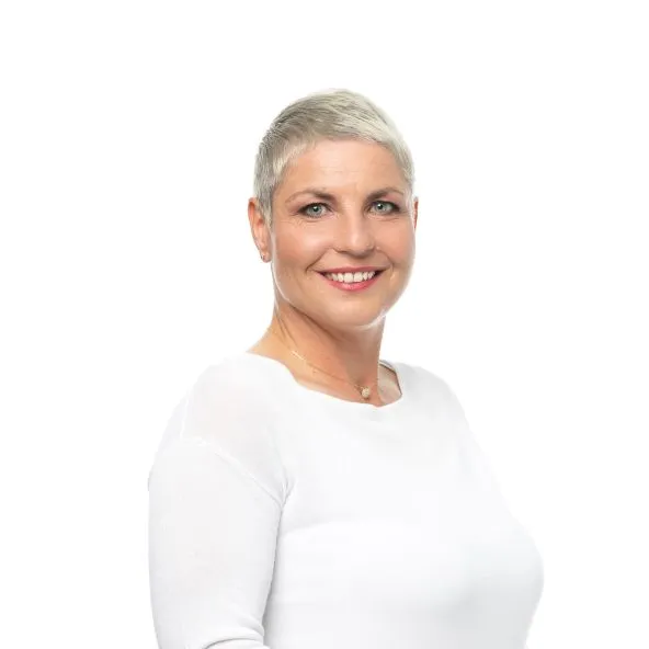 Porträt von Janet Schirmer, Mitarbeiterin im Verkaufsteam.