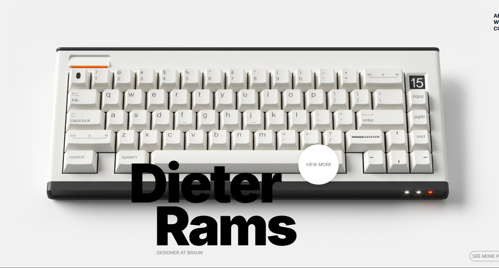 Kompakte weiße mechanische Tastatur mit beigefarbenen Tastenkappen und schwarzem Gehäuse, mit einem orangefarbenen Akzent auf der Escape-Taste.