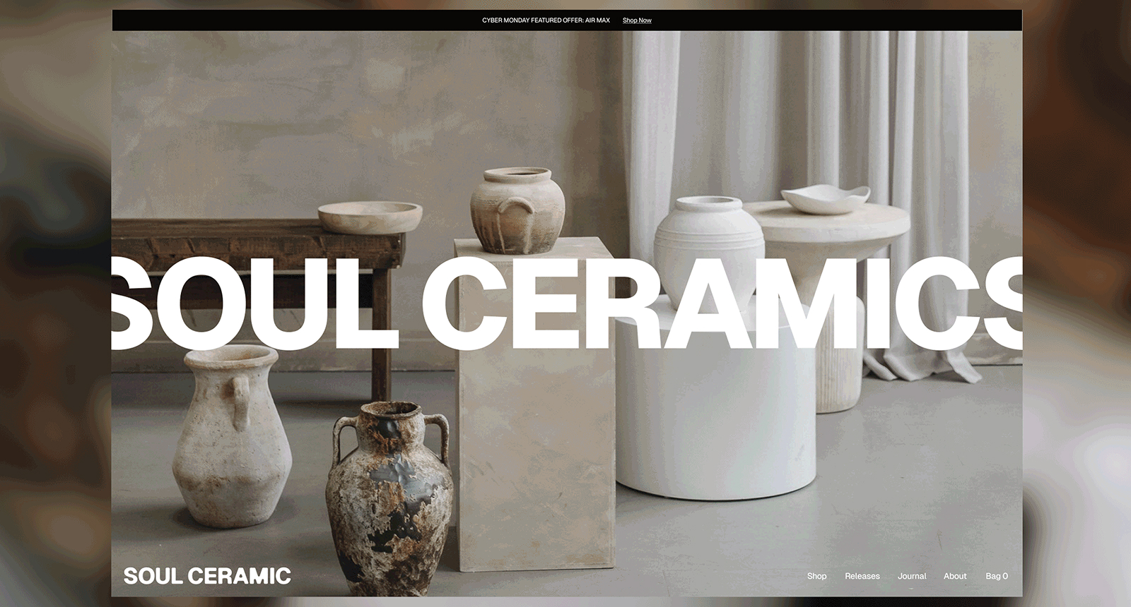 Auswahl an rustikalen Keramikvasen, Schalen und Töpfen, die auf Holz- und Steinflächen in einem Raum mit neutralen Farbtönen präsentiert werden.