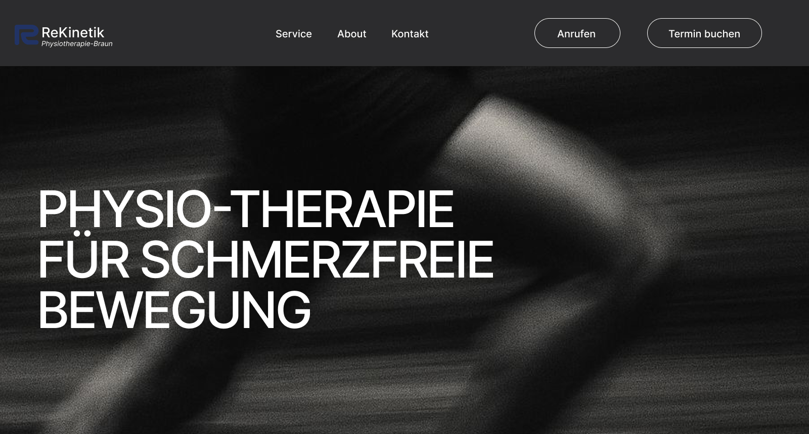 Website-Header von ReKinetik Physiotherapie-Hardt mit einem unscharfen Bild einer laufenden Person und dem Text ‚Physio-Therapie für schmerzfreie Bewegung