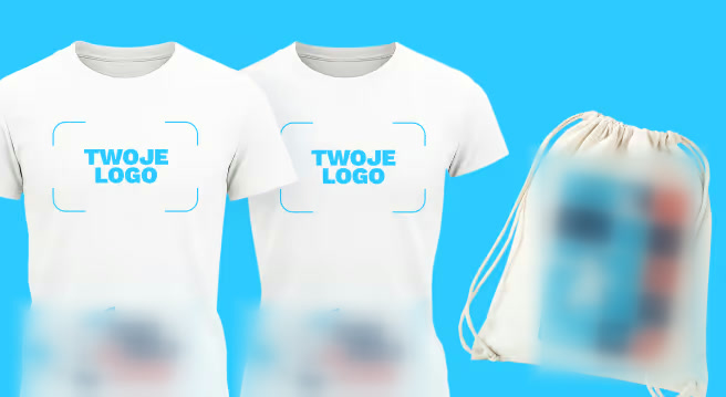 Dwie białe koszulki z miejscem na logo firmy i worek z rozmytym motywem – pakiet Run Like a Hero