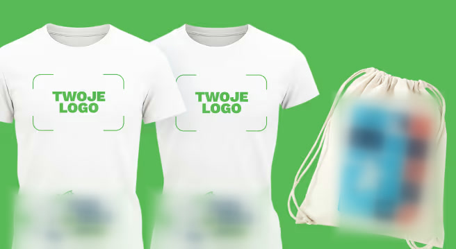 Dwie białe koszulki z recyklingu z miejscem na logo firmy i worek z rozmytym motywem – pakiet Green Run
