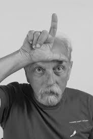 man maakt teken net wijvinger en duim