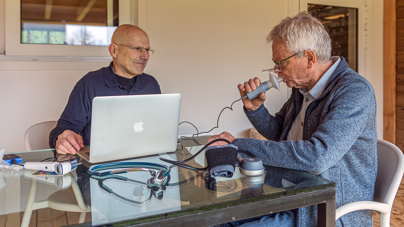 Duiker bij medische duikkeuring, arts beoordeelt geschiktheid voor veilig duiken