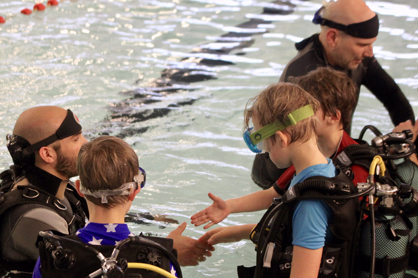 Kinderen leren duiken, veilig en verantwoord onder begeleiding