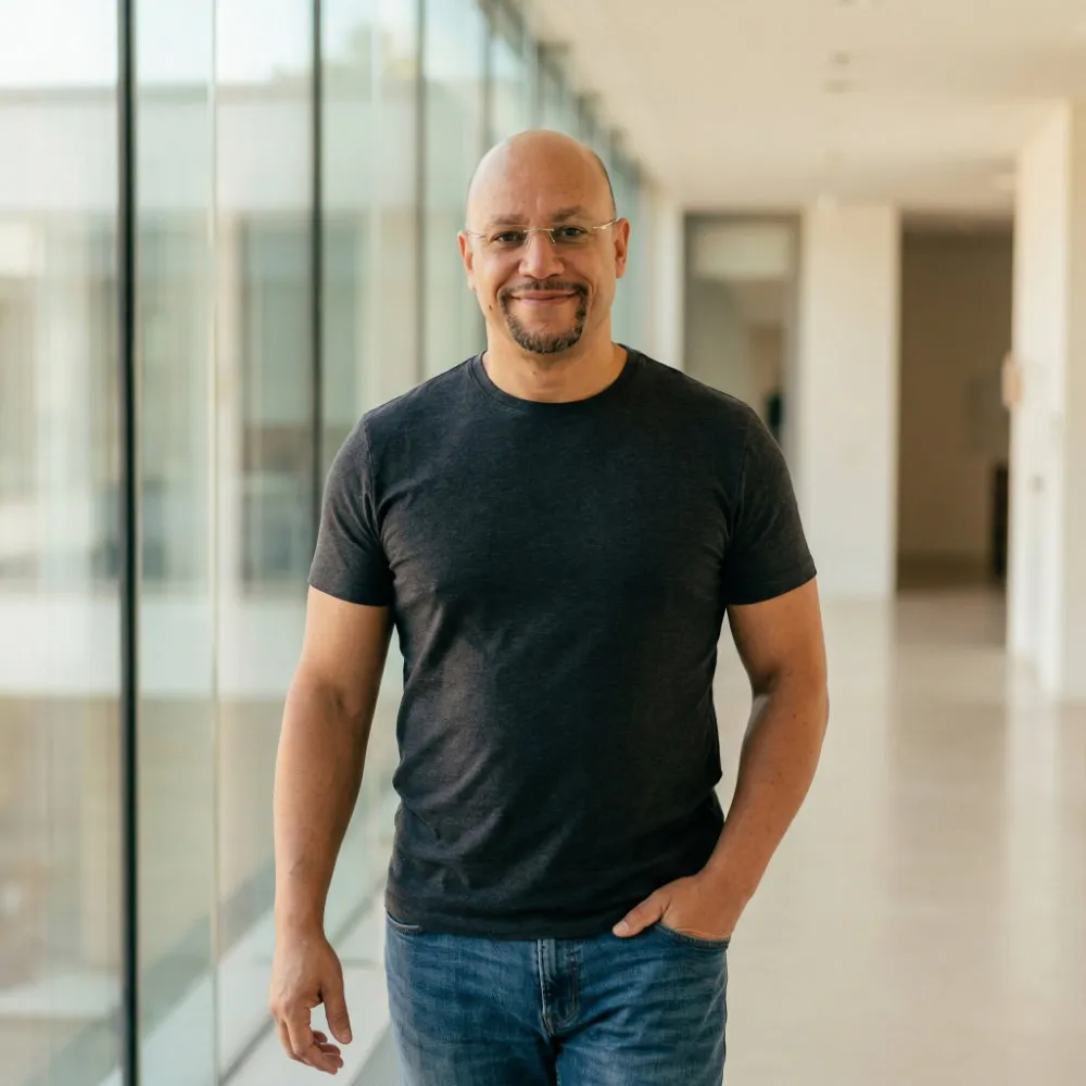 Michael Kauß, Trainer für Resilienz und Kommunikation, im hellen Flur